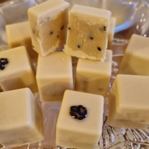 Valge šokolaadi kest ja musta seesami vanilje ganache.