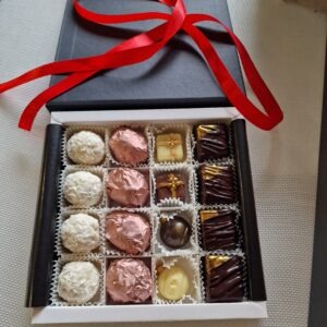 Kommikarp jõulunoodiga, 16 kommiga.