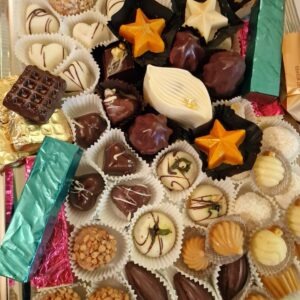 Talvepühade teemaline kommivaagen.