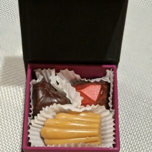 Karp kolme 3 kommiga.