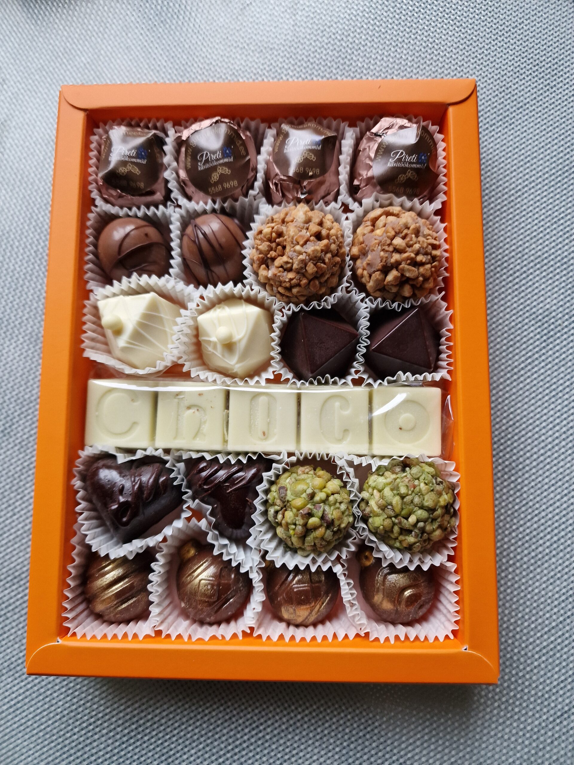 Oranz kommikarp valge choco.