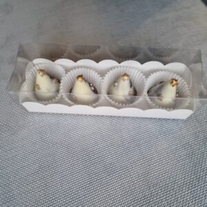 Kommikarp kuused 4 suurema kommiga.