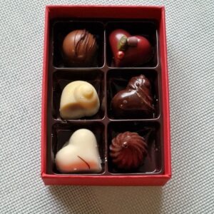 Assortiikarp 6 kommiga.