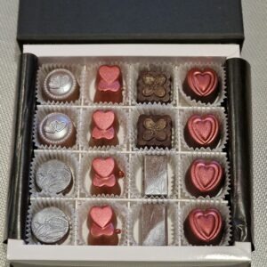 Hõbedased 16 kommiga assortii.